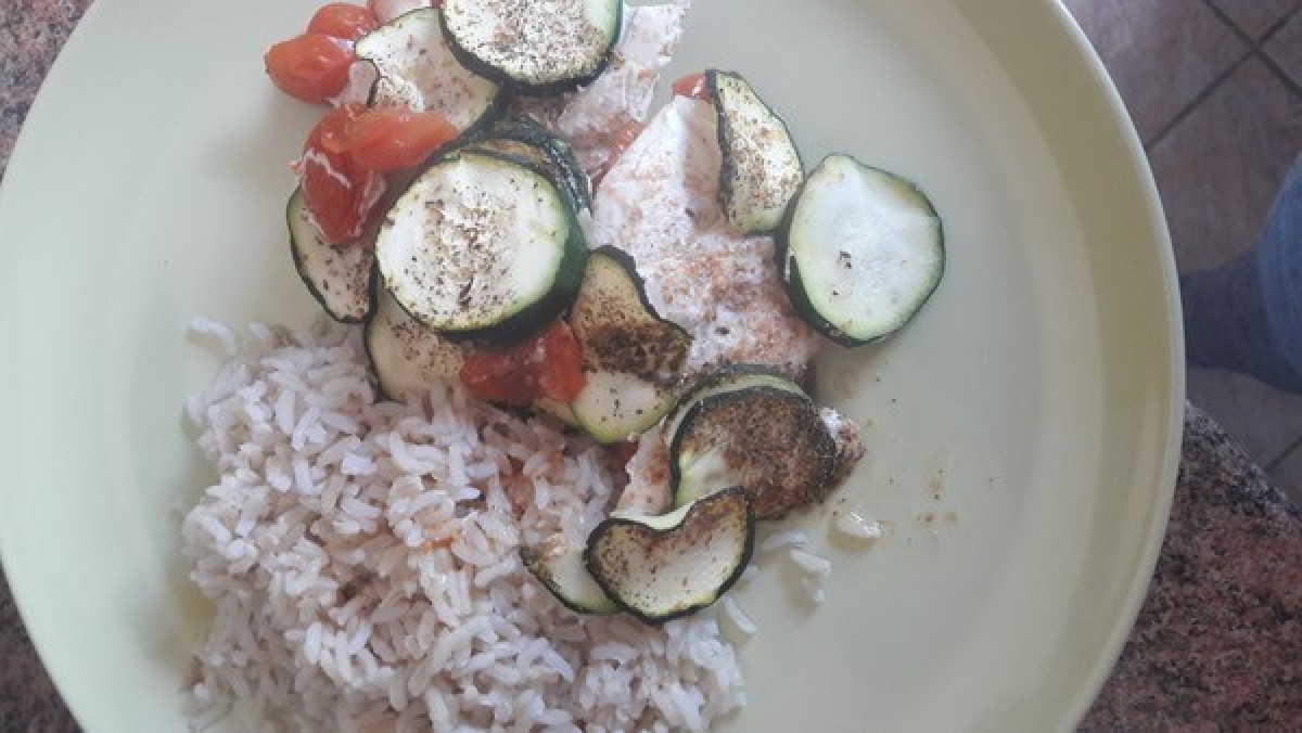 Przepis na Pierś kurczaka z cukinią, pomidorami i ryżem