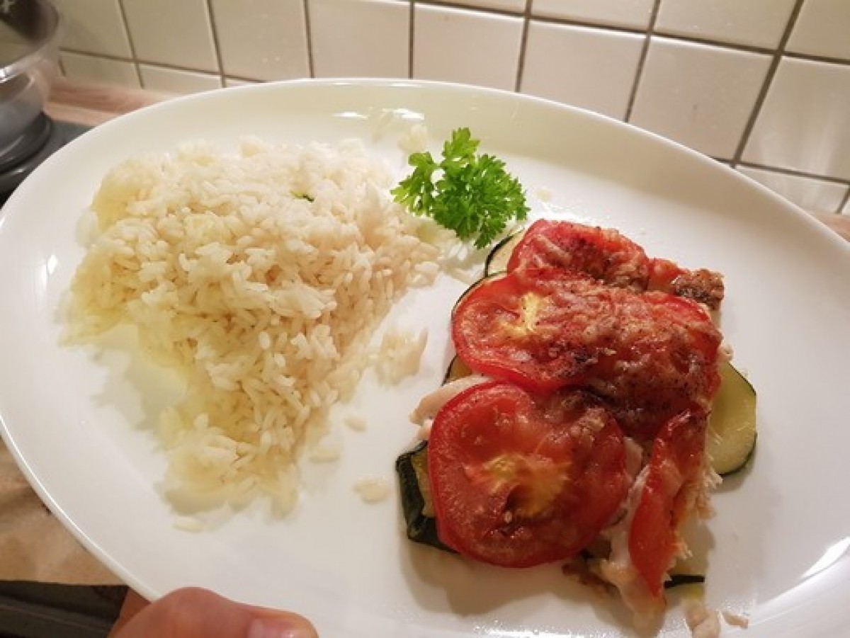 Przepis na Pierś kurczaka z cukinią, pomidorami i ryżem