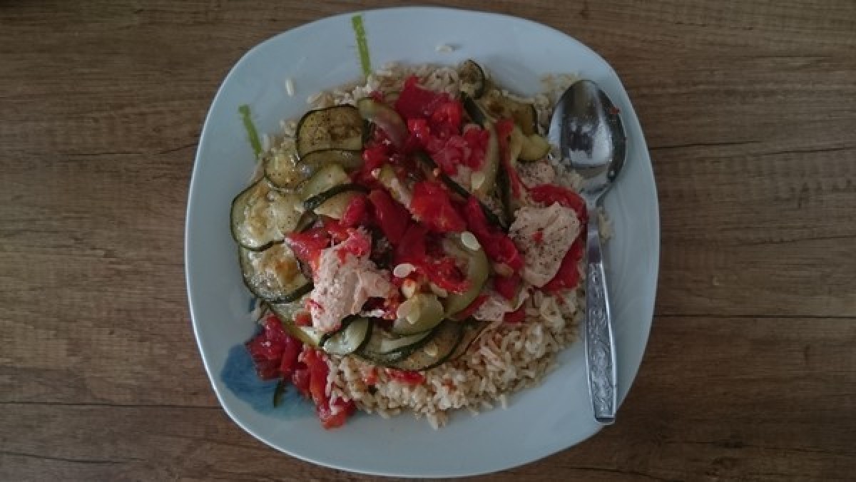 Przepis na Pierś kurczaka z cukinią, pomidorami i ryżem
