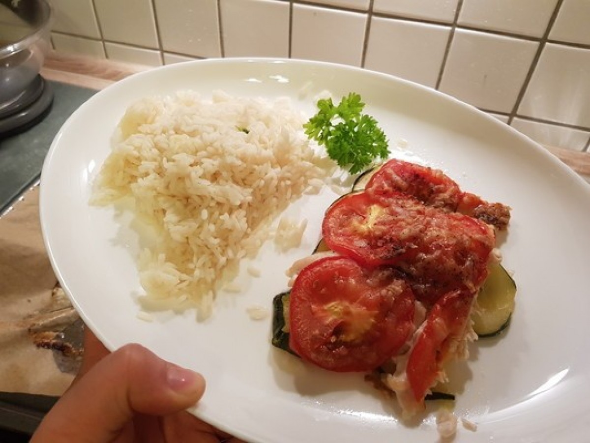 Przepis na Pierś kurczaka z cukinią, pomidorami i ryżem