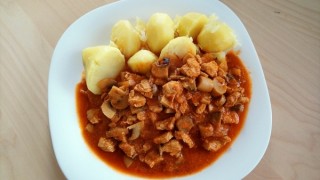 Gulasz z indyka z ziemniakami