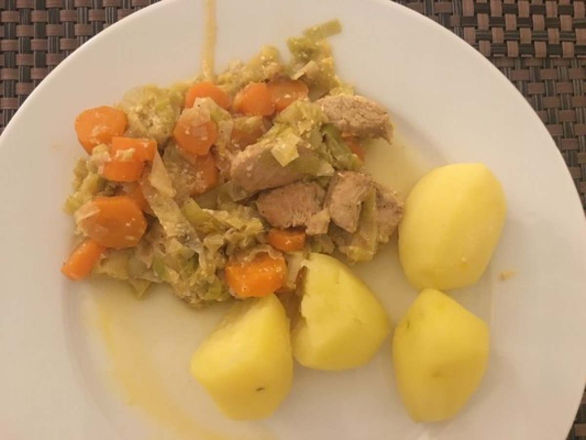 Przepis na Gulasz drobiowy z porem, marchewką i ziemniakami