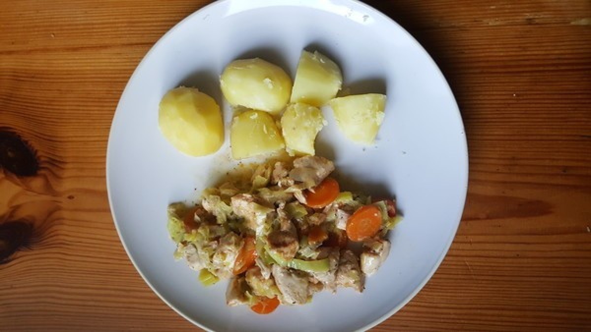 Przepis na Gulasz drobiowy z porem, marchewką i ziemniakami