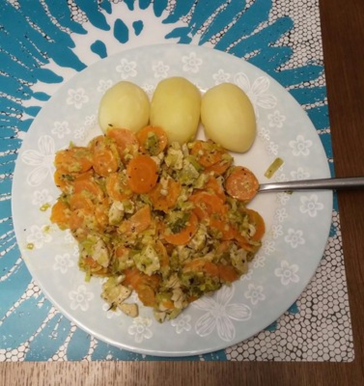 Przepis na Gulasz drobiowy z porem, marchewką i ziemniakami