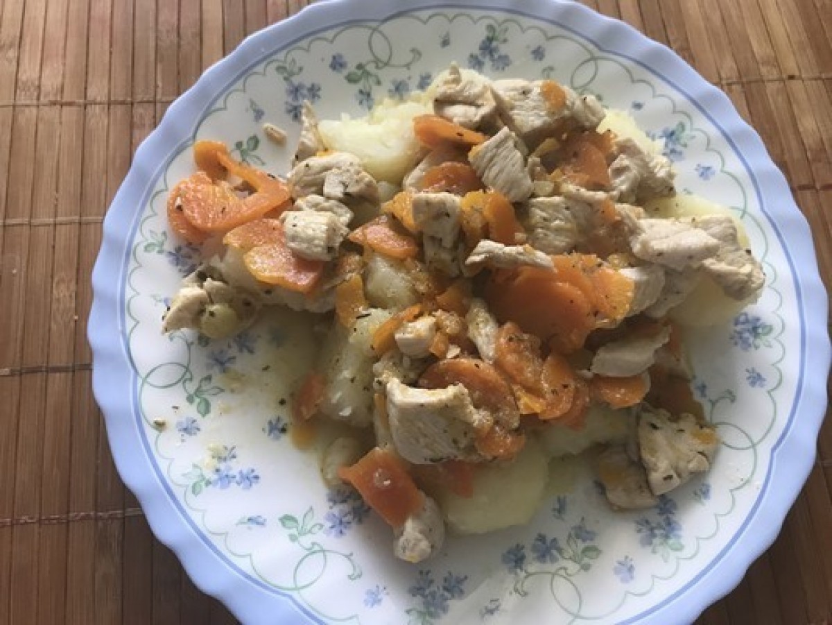 Przepis na Gulasz drobiowy z porem, marchewką i ziemniakami