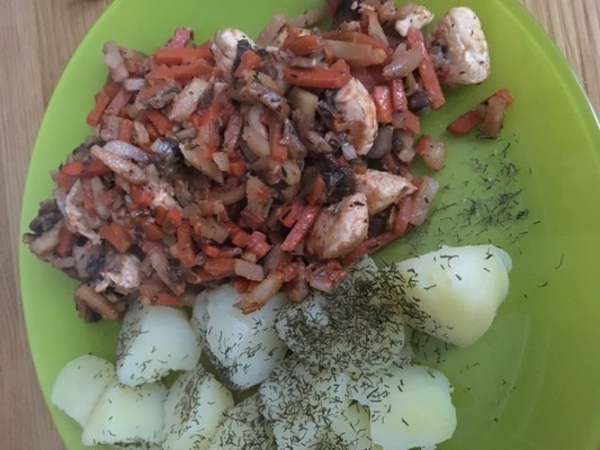 Przepis na Gulasz drobiowy z porem, marchewką i ziemniakami