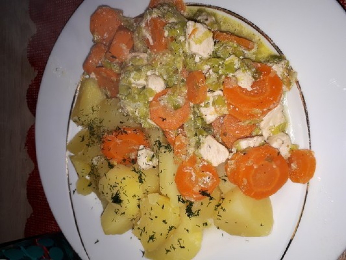 Przepis na Gulasz drobiowy z porem, marchewką i ziemniakami