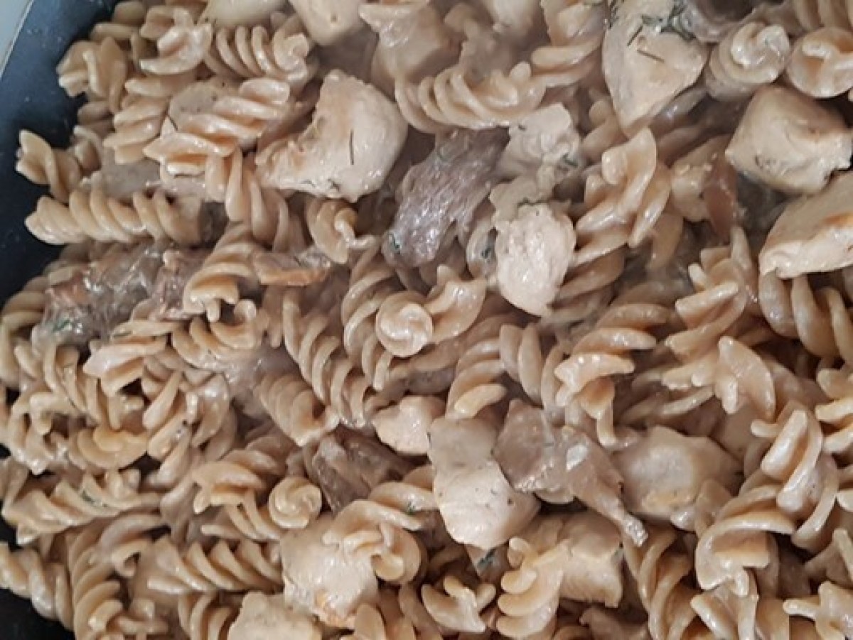 Przepis na Kurczak w sosie grzybowym z makaronem