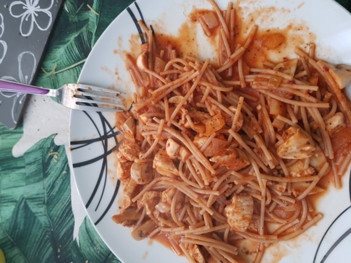 Przepis na Makaron z sosem pomidorowym i pieczarkami