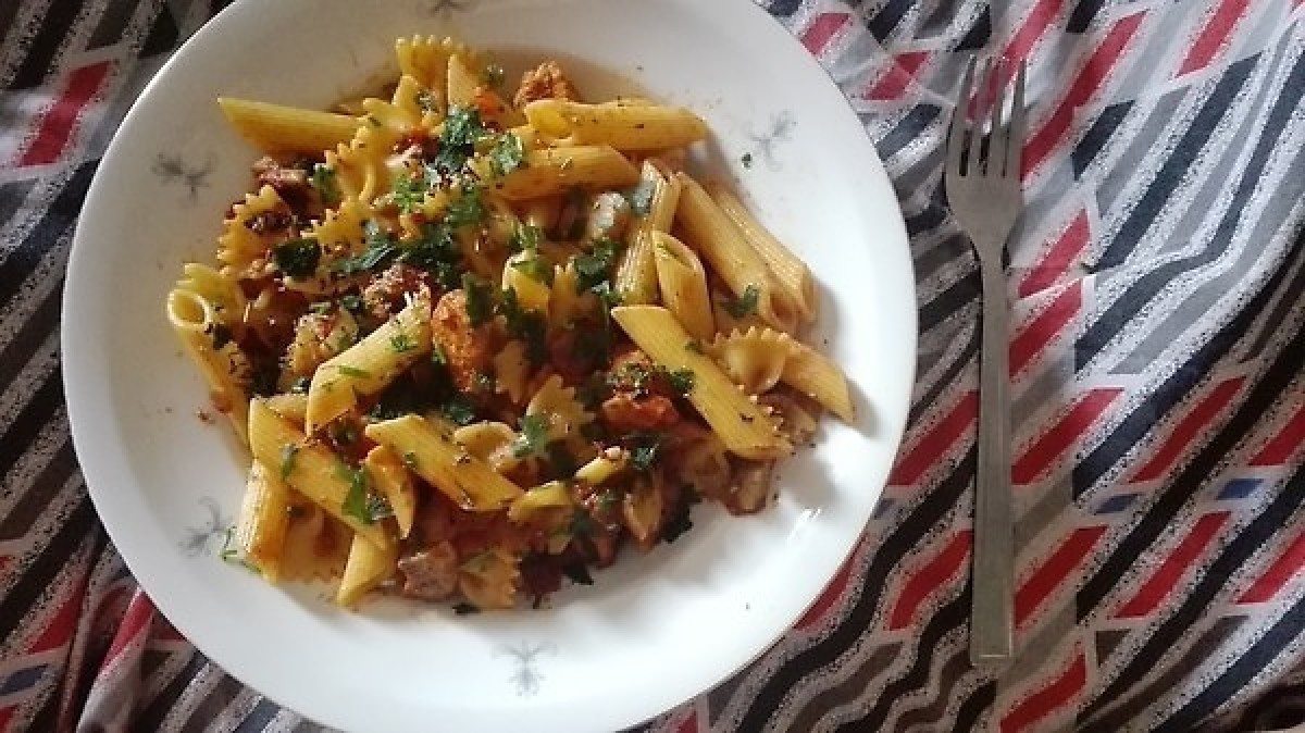 Przepis na Makaron z sosem pomidorowym i pieczarkami