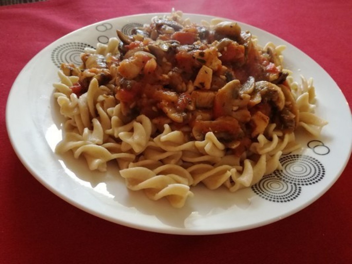 Przepis na Makaron z sosem pomidorowym i pieczarkami