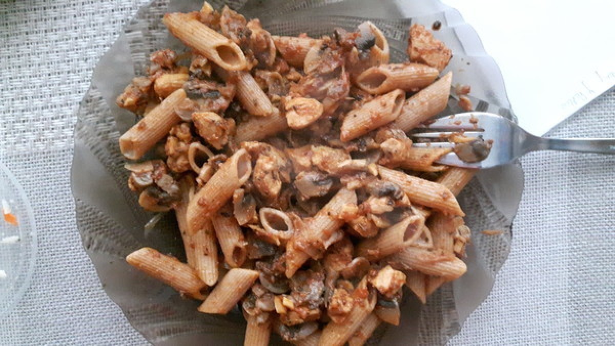Przepis na Makaron z sosem pomidorowym i pieczarkami