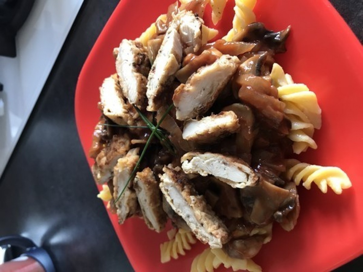 Przepis na Makaron z sosem pomidorowym i pieczarkami