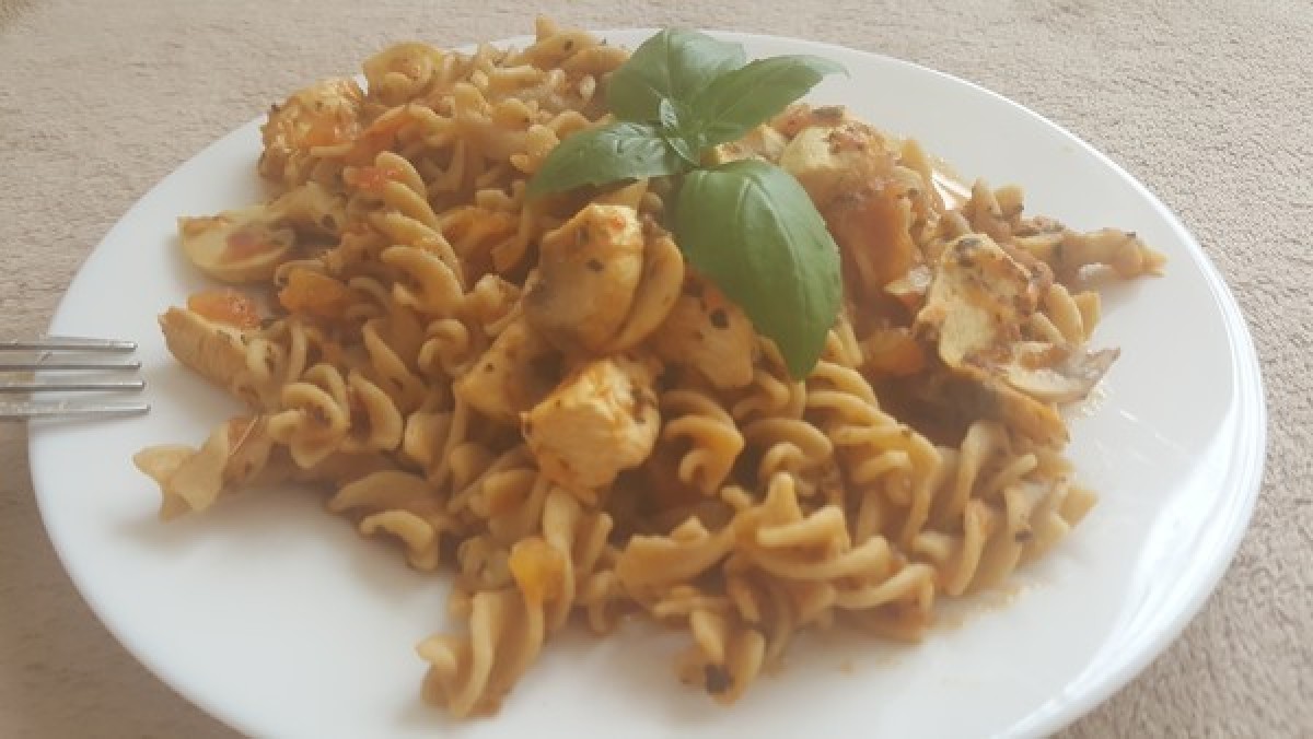 Przepis na Makaron z sosem pomidorowym i pieczarkami