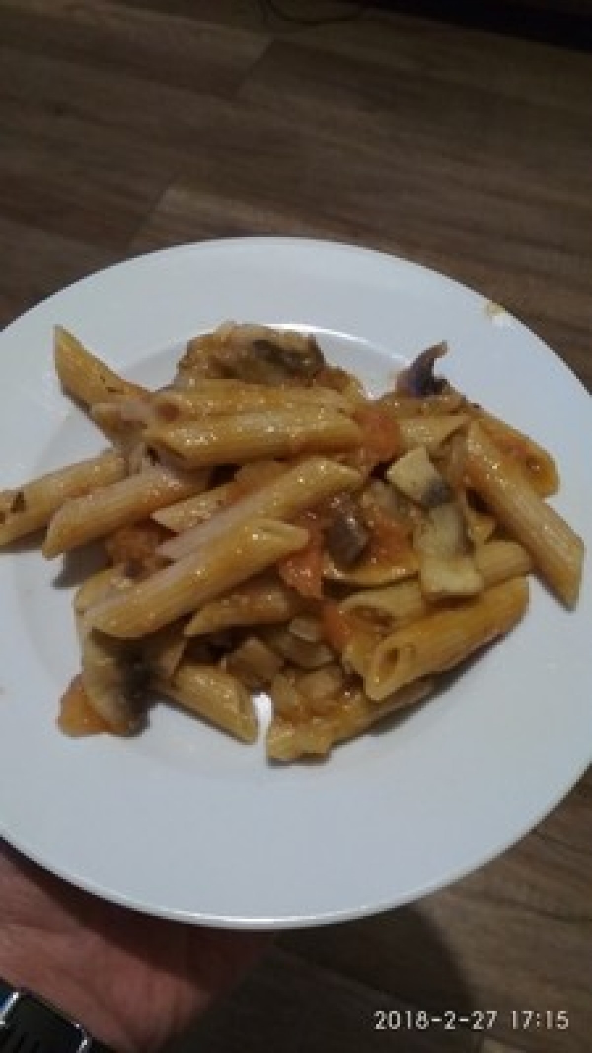 Przepis na Makaron z sosem pomidorowym i pieczarkami