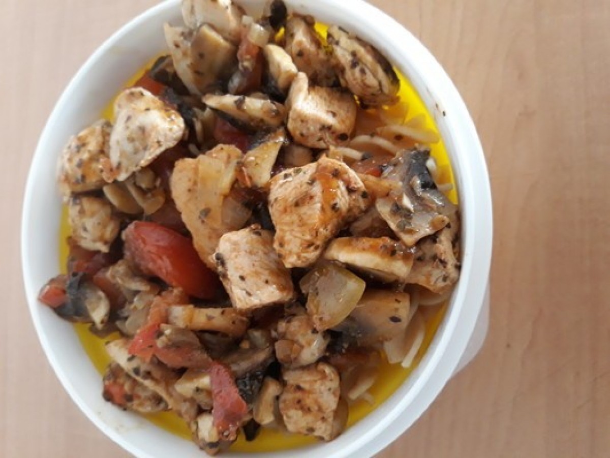 Przepis na Makaron z sosem pomidorowym i pieczarkami