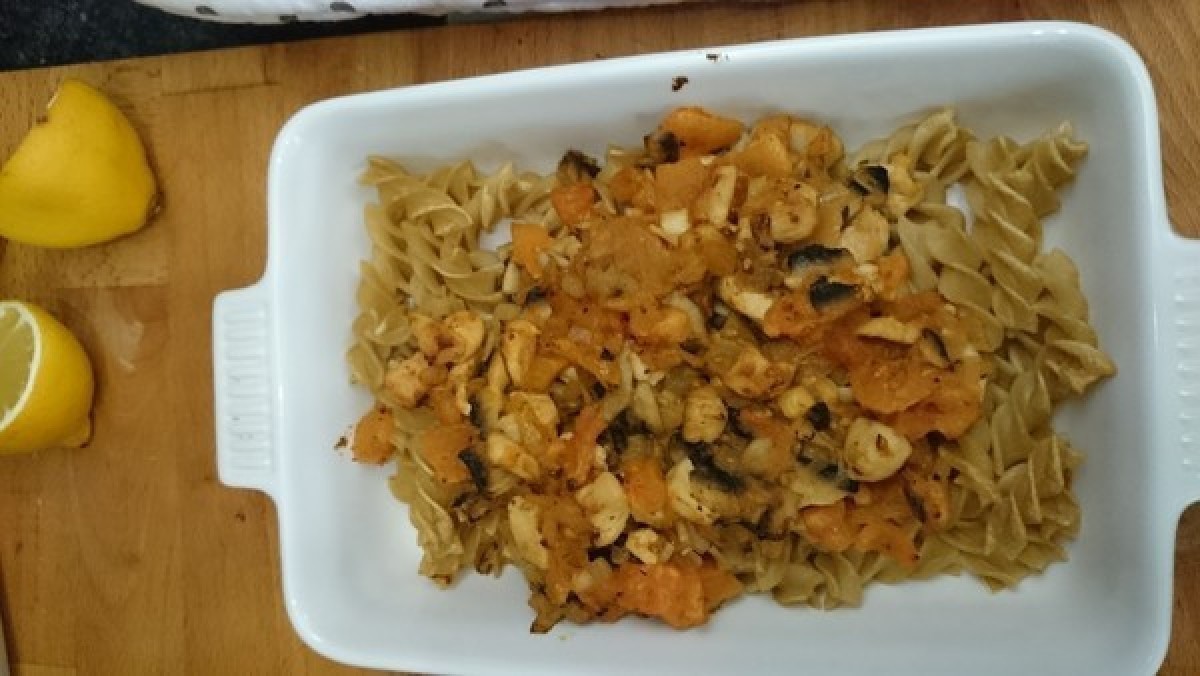 Przepis na Makaron z sosem pomidorowym i pieczarkami