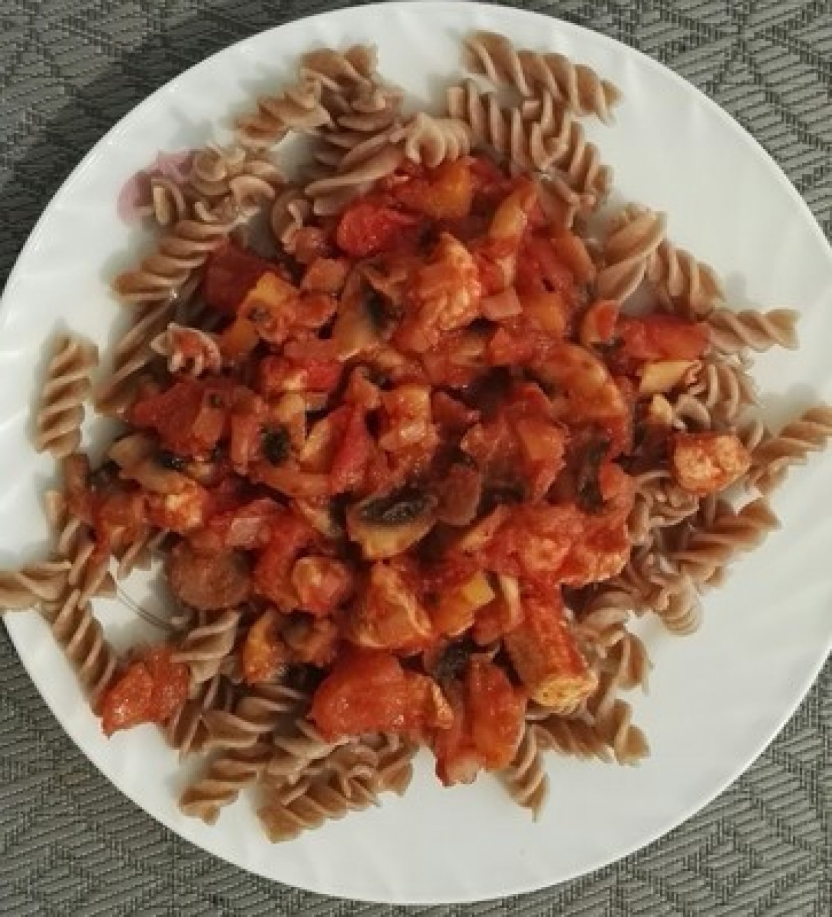 Przepis na Makaron z sosem pomidorowym i pieczarkami