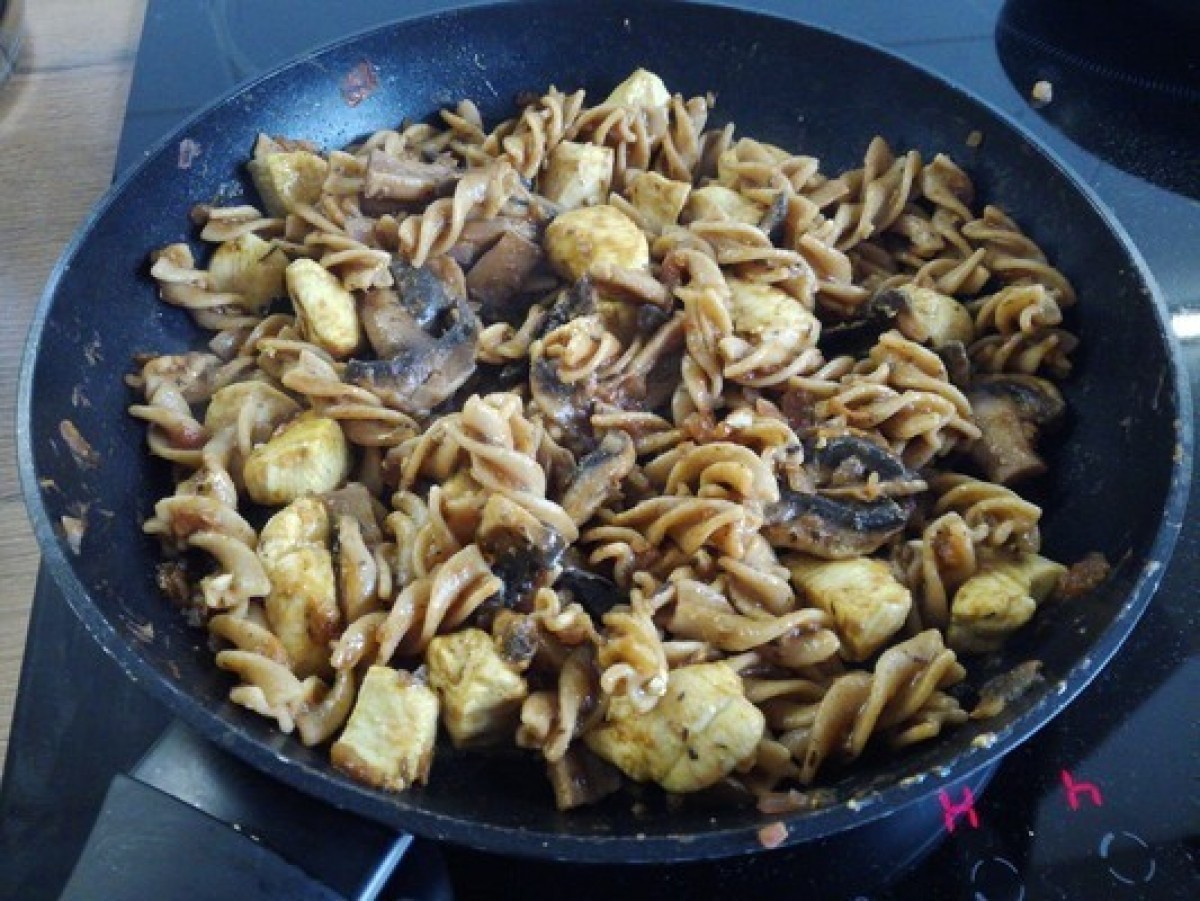 Przepis na Makaron z sosem pomidorowym i pieczarkami