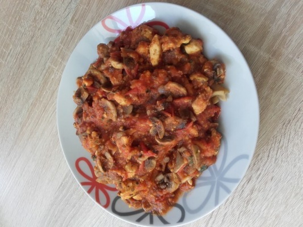 Przepis na Makaron z sosem pomidorowym i pieczarkami