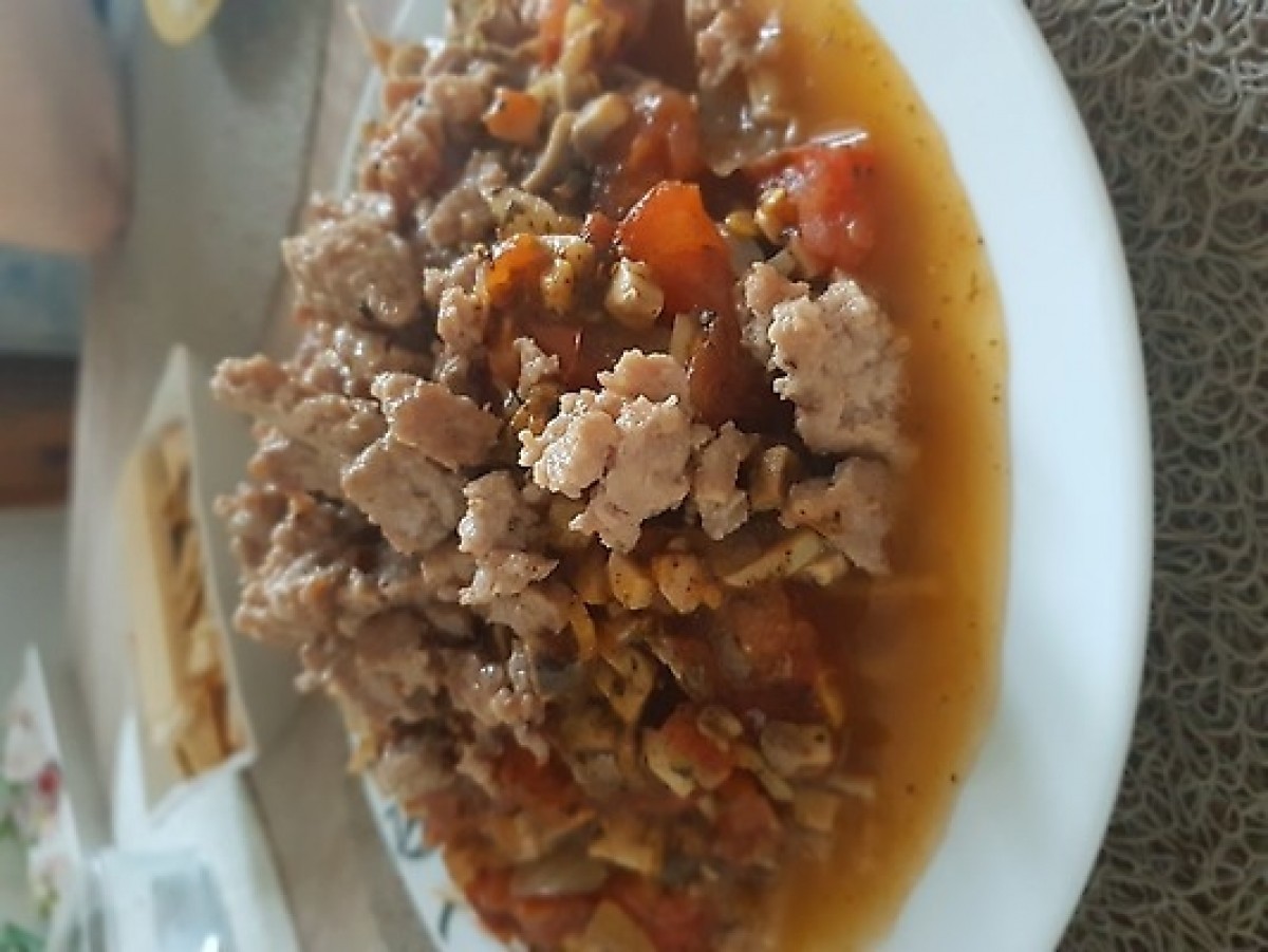 Przepis na Makaron z sosem pomidorowym i pieczarkami