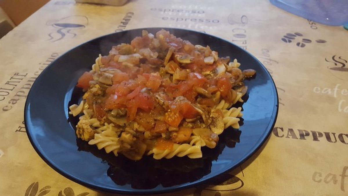 Przepis na Makaron z sosem pomidorowym i pieczarkami