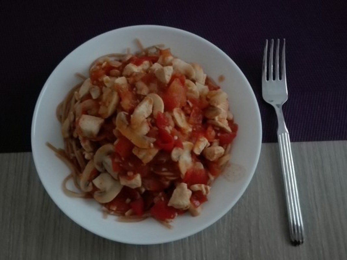 Przepis na Makaron z sosem pomidorowym i pieczarkami