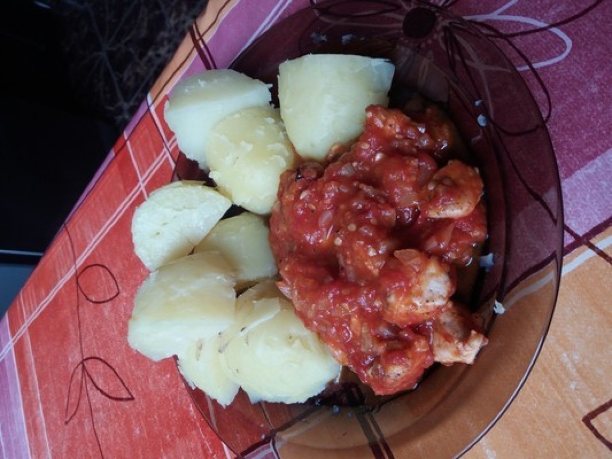 Przepis na Kurczak duszony z pomidorami z makaronem