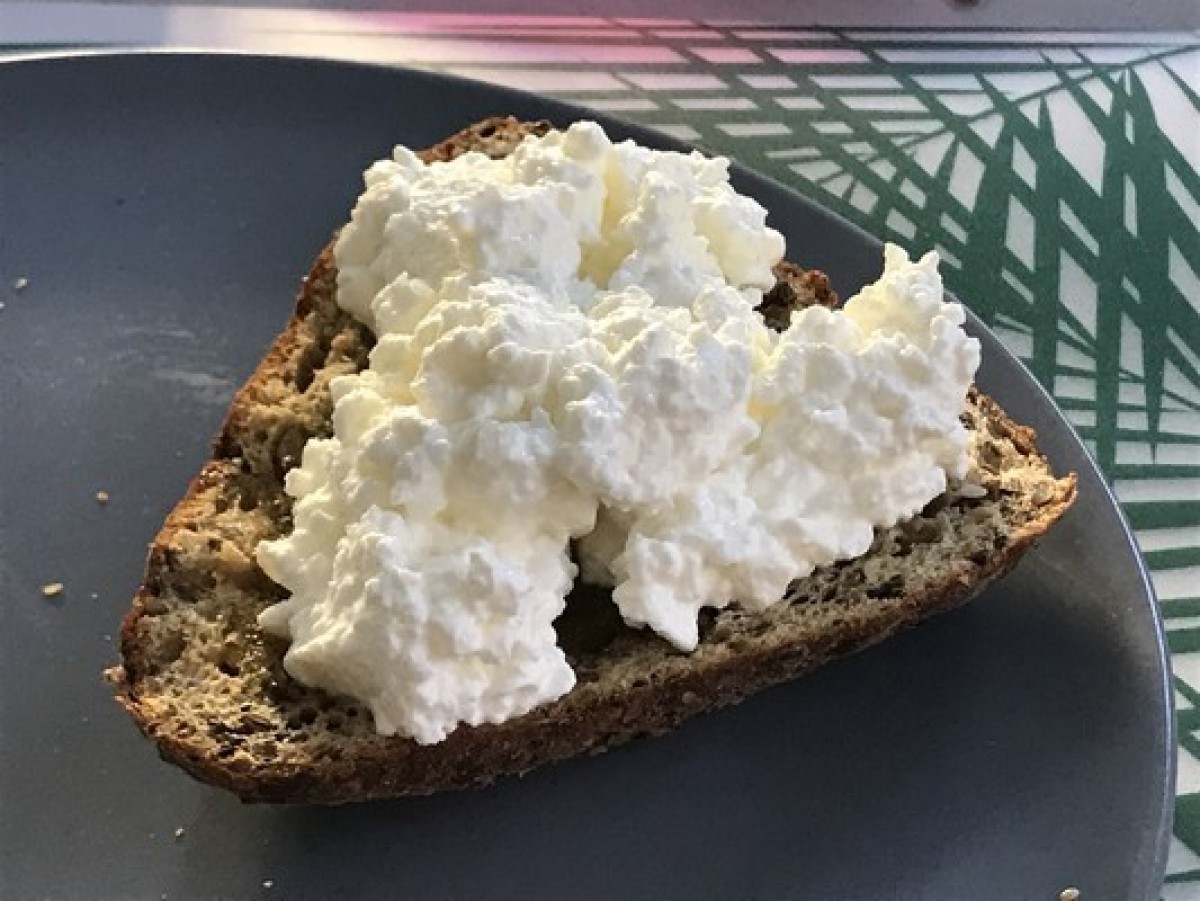 Przepis na Kanapka z miodem i serkiem wiejskim
