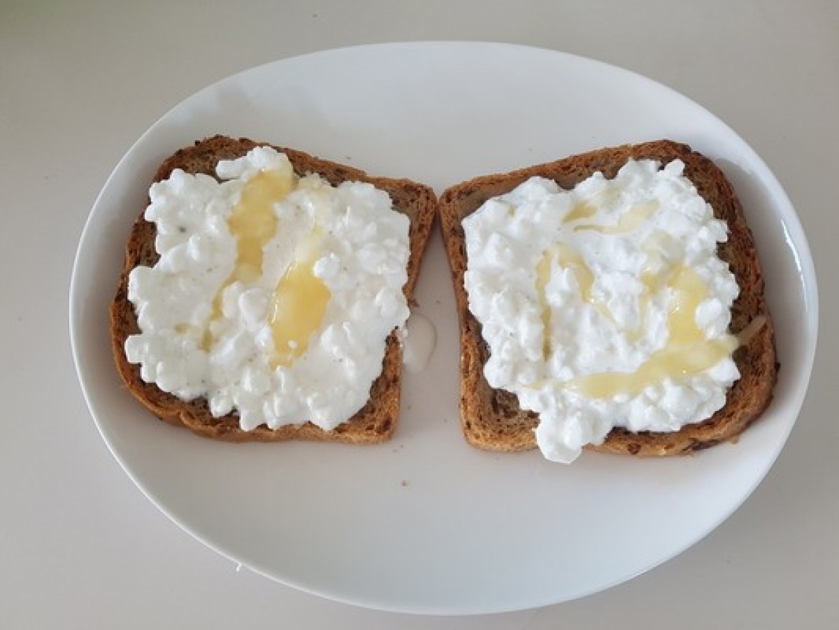 Przepis na Kanapka z miodem i serkiem wiejskim