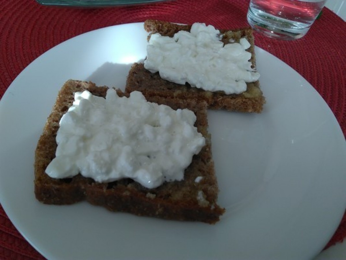 Przepis na Kanapka z miodem i serkiem wiejskim