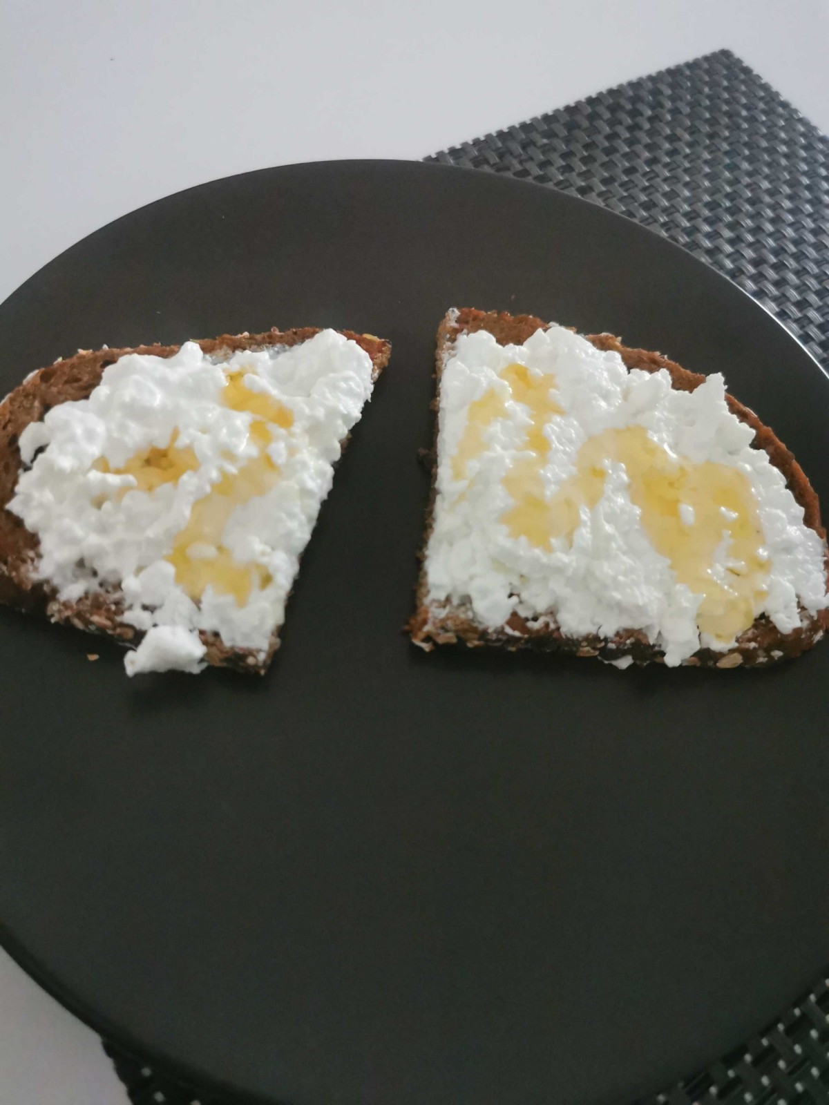 Przepis na Kanapka z miodem i serkiem wiejskim