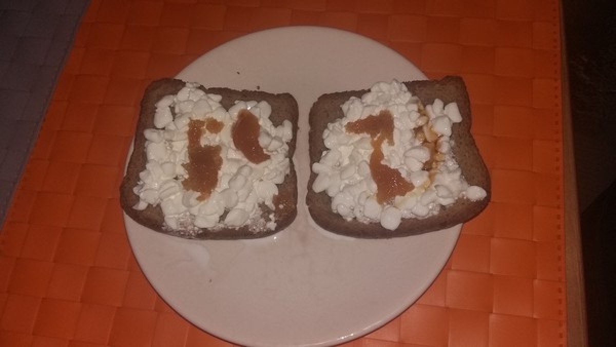 Przepis na Kanapka z miodem i serkiem wiejskim