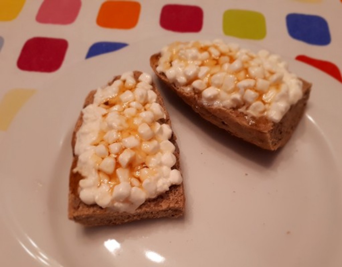 Przepis na Kanapka z miodem i serkiem wiejskim