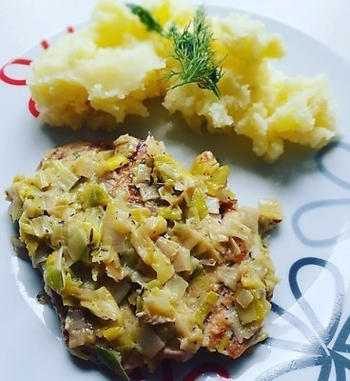 Przepis na Pierś z kurczaka z duszonym porem i puree ziemniaczanym