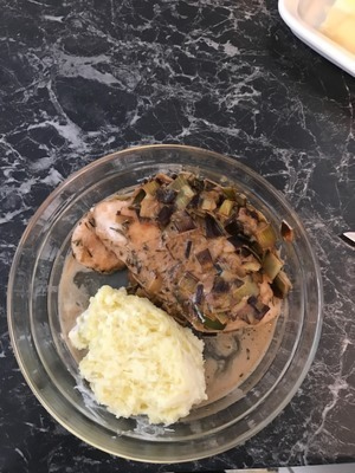 Przepis na Pierś z kurczaka z duszonym porem i puree ziemniaczanym