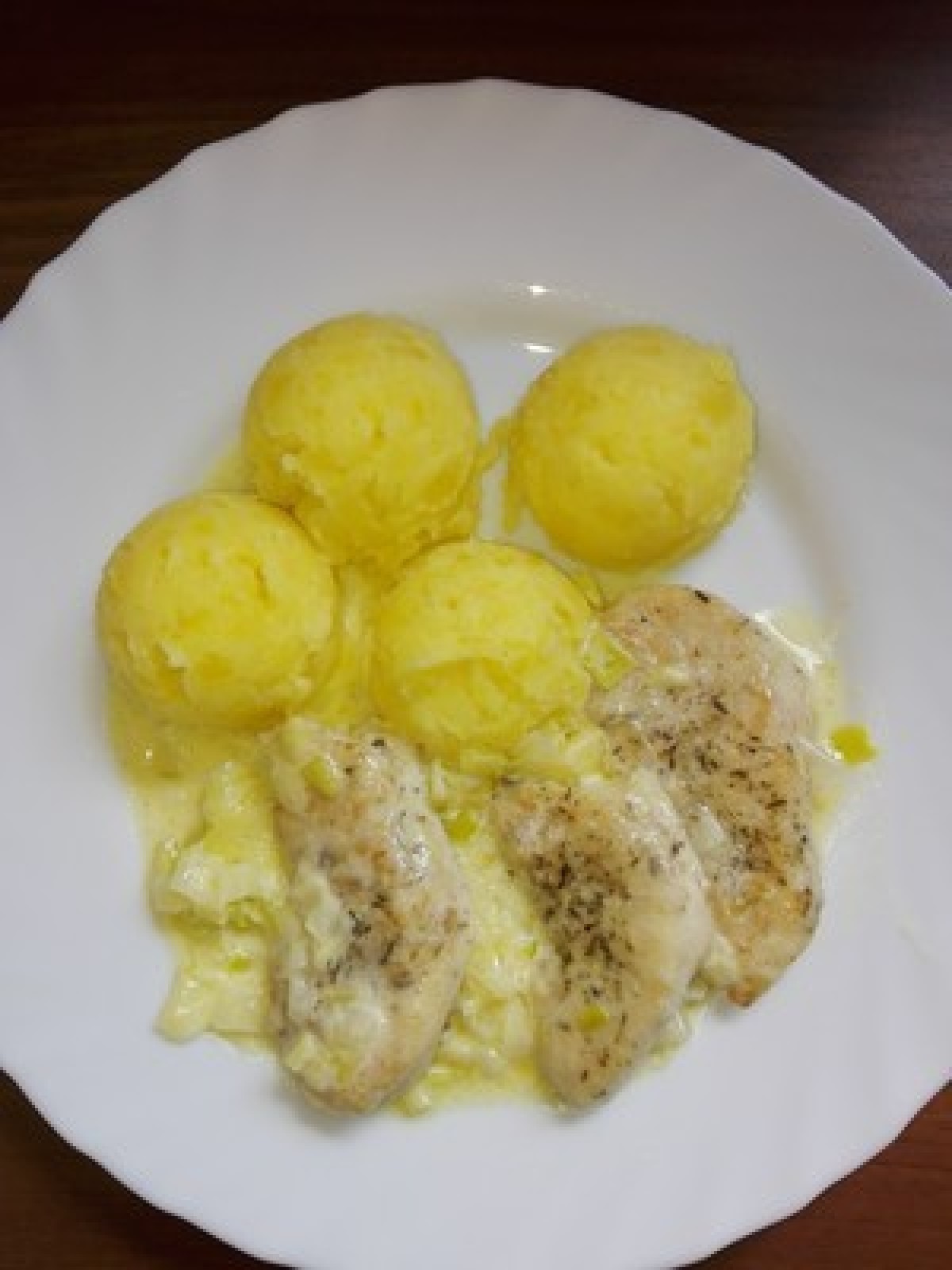 Przepis na Pierś z kurczaka z duszonym porem i puree ziemniaczanym
