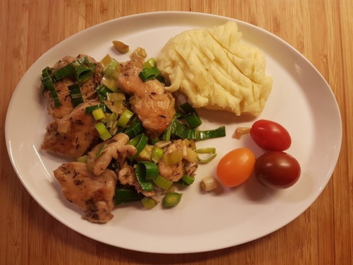 Przepis na Pierś z kurczaka z duszonym porem i puree ziemniaczanym