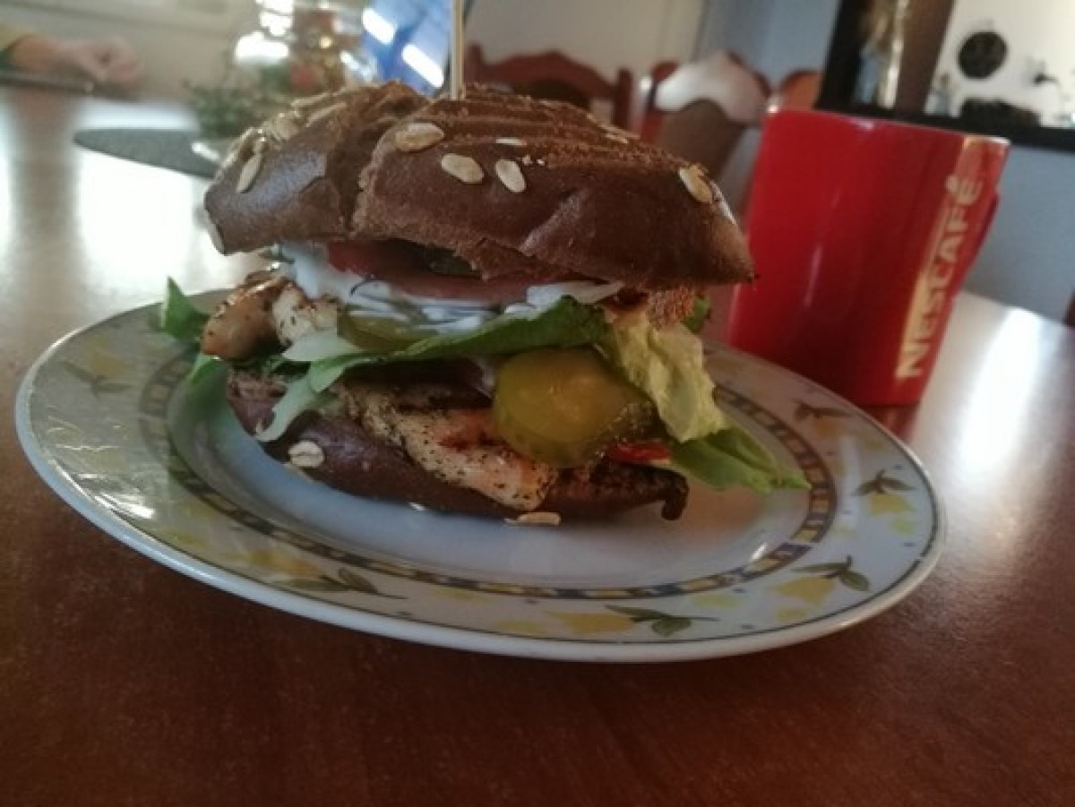 Przepis na Domowy burger z kurczakiem