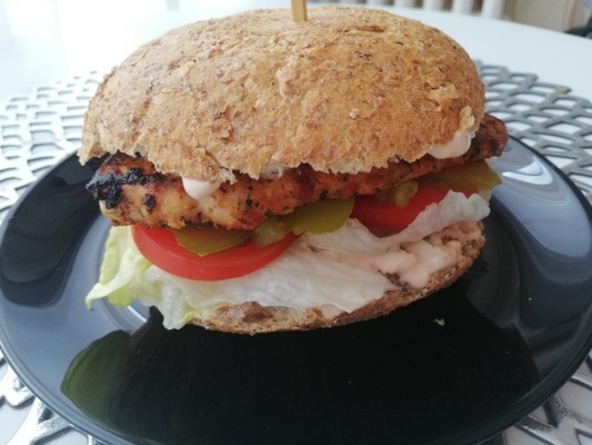 Przepis na Domowy burger z kurczakiem