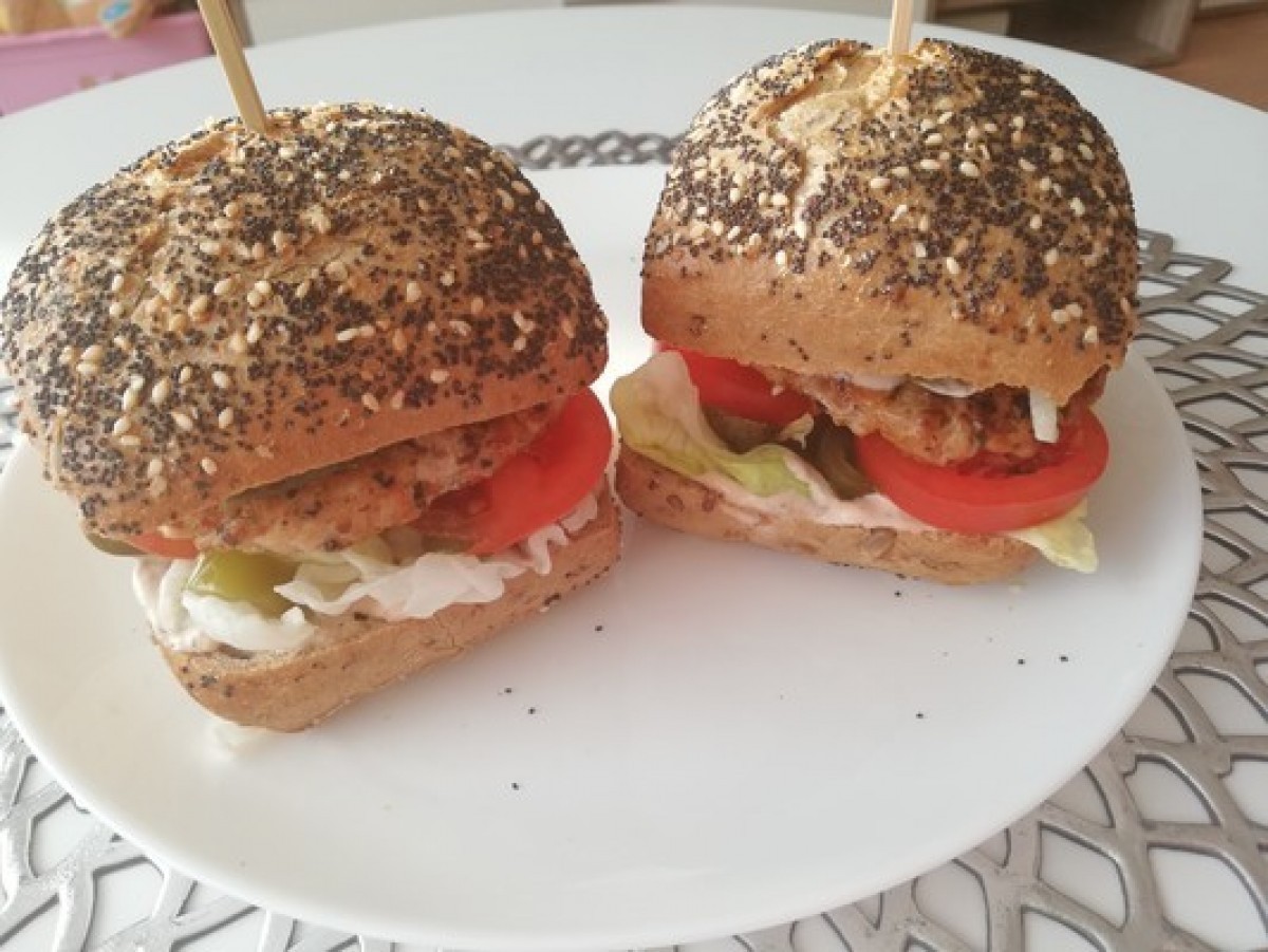 Przepis na Domowy burger z kurczakiem