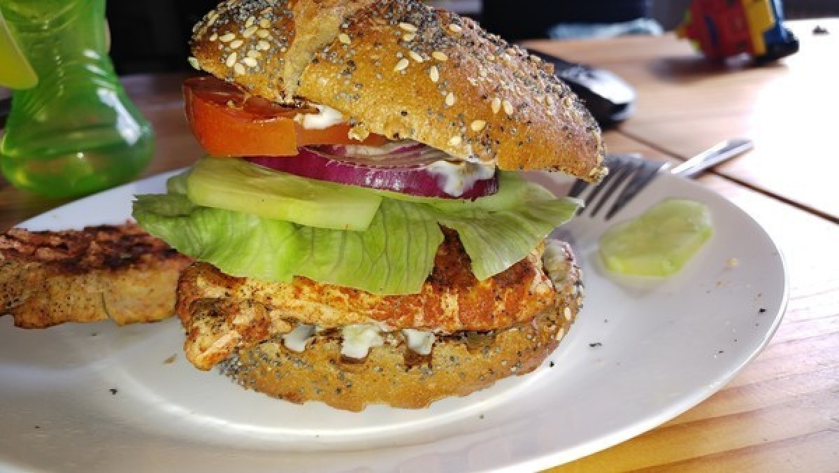 Przepis na Domowy burger z kurczakiem