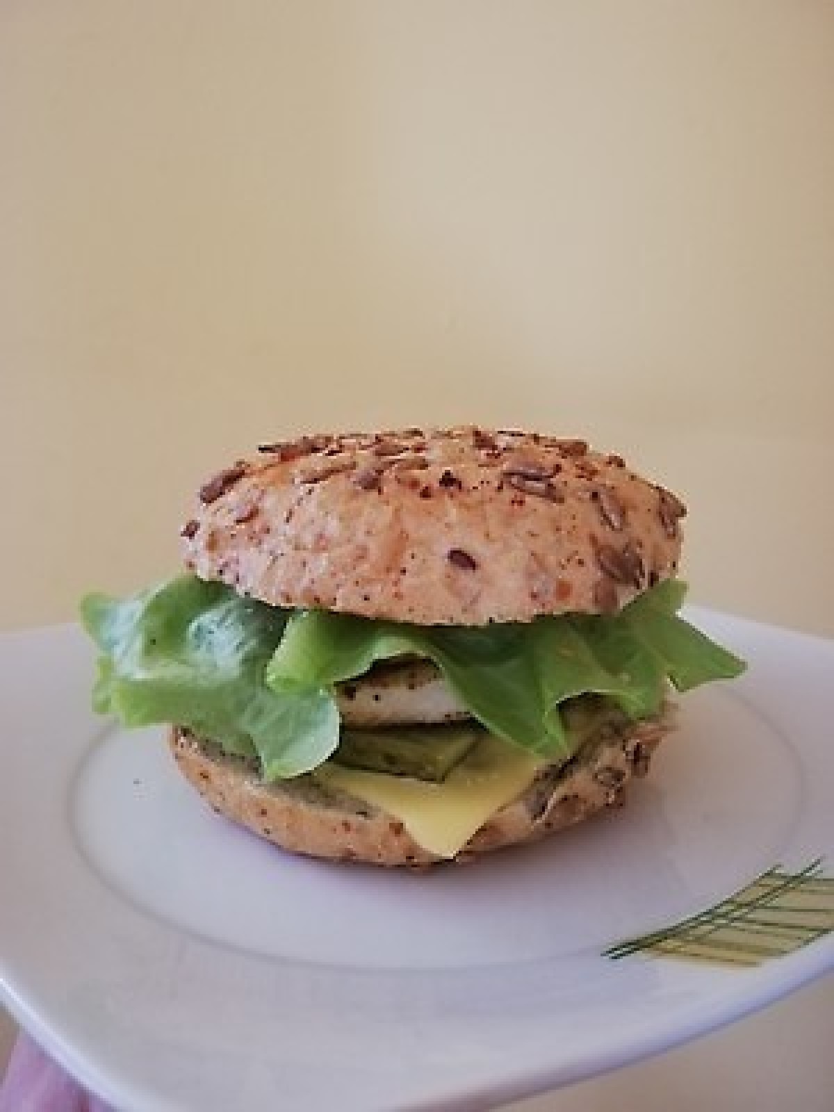 Przepis na Domowy burger z kurczakiem