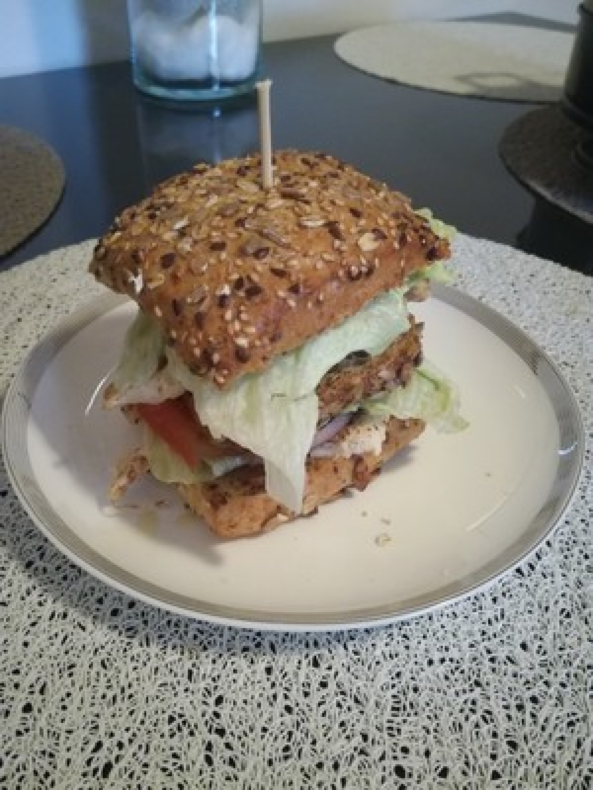 Przepis na Domowy burger z kurczakiem