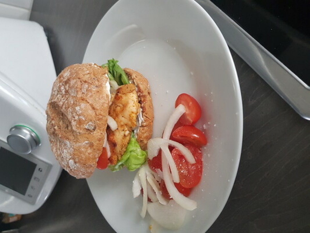 Przepis na Domowy burger z kurczakiem