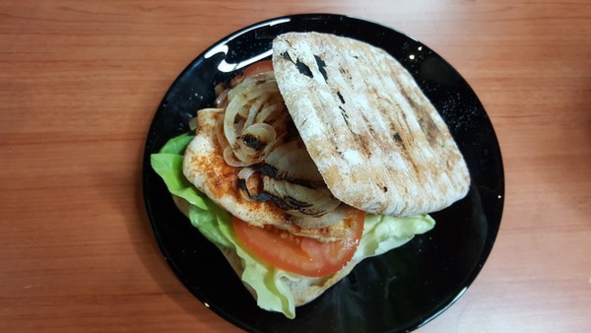 Przepis na Domowy burger z kurczakiem