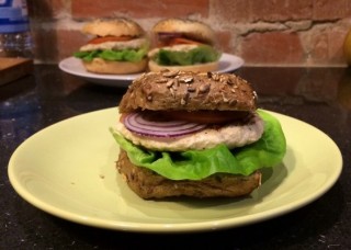 Domowy burger z kurczakiem
