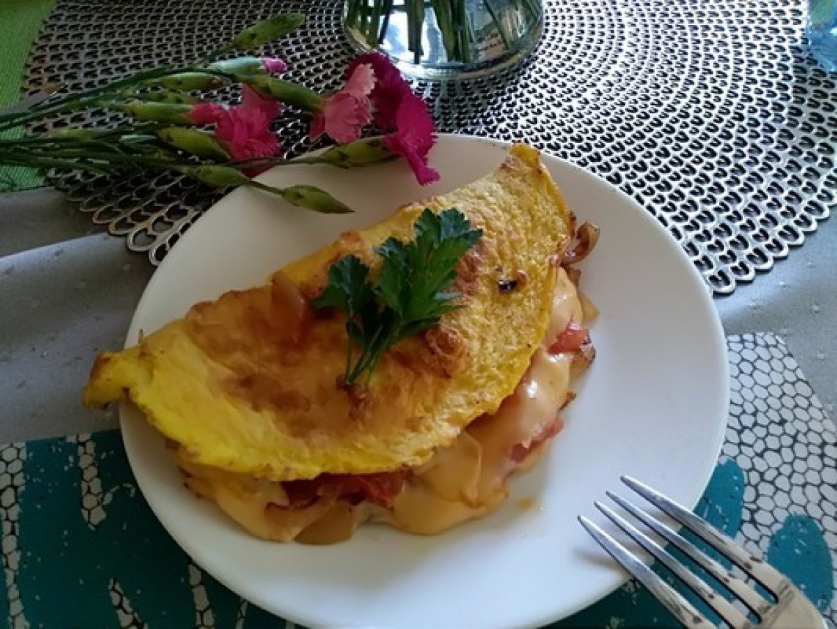 Przepis na Omlet z pomidorem i cebulą