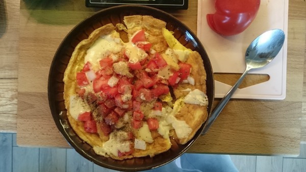 Przepis na Omlet z pomidorem i cebulą