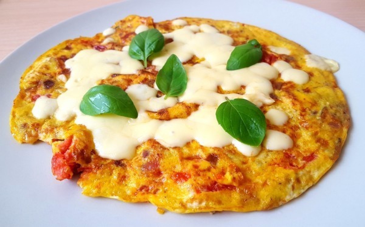 Przepis na Omlet z pomidorem i cebulą